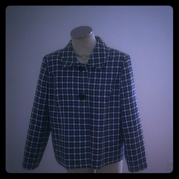 A black, white, black pattern vest - Picture 1 of 3
